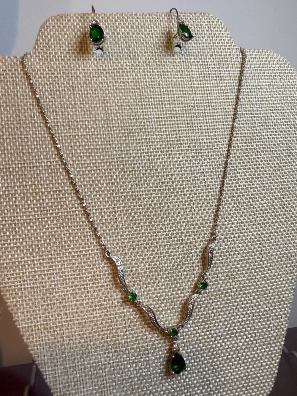 Elegant Emerald Teardrop Necklace and Earrings Set